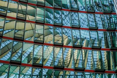 Jürgen Fesser: Reflexionen in Glasarchitektur