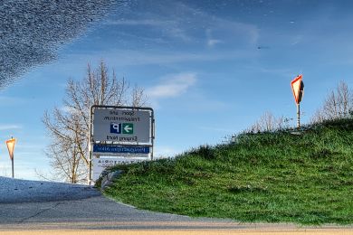 Dr. Helmut Raab: Spiegelungen in einer Wasserlache